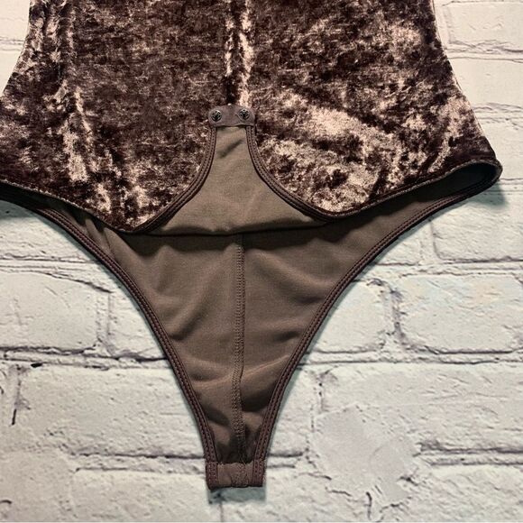 HONEY PUNCH Crushed Velvet Bodysuit Velvety Burgundy Brown - Picture 6 of 11